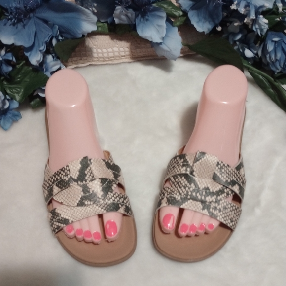 Universal Thread Shoes - New condition sandals shoes for women size 9.5